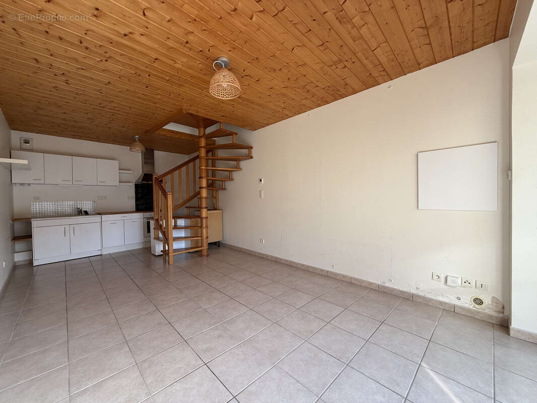 Appartement à LA TOUR-DE-SALVAGNY