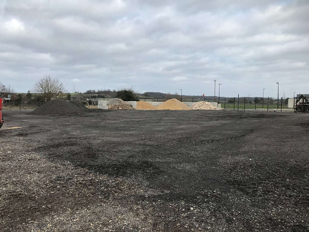 Terrain à VENDEUVRE-DU-POITOU