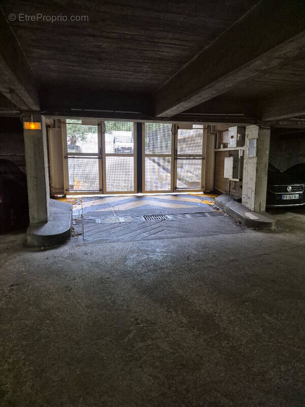 Parking à PARIS-12E