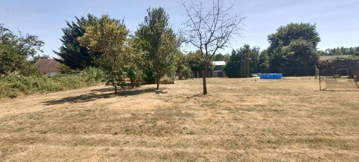Terrain à bâtir entièrement plat de plus de 800 m2 avec une façade de 24 m - photo 2