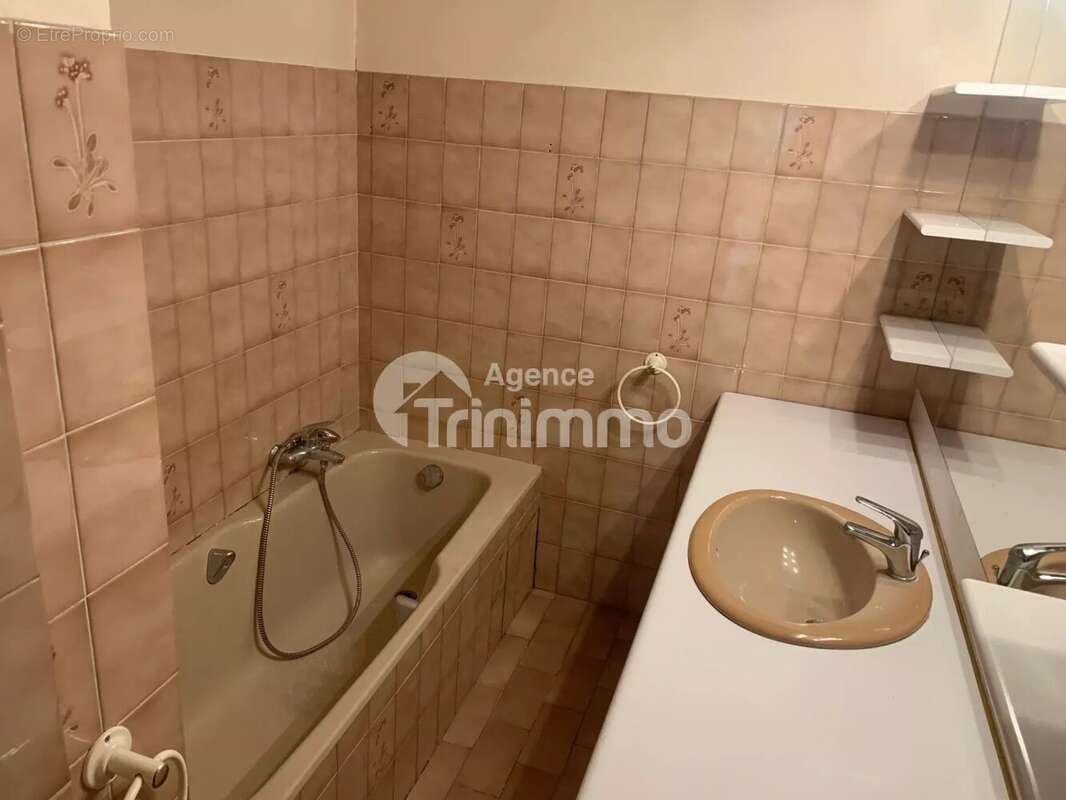 Appartement à SAINT-LAURENT-DU-VAR