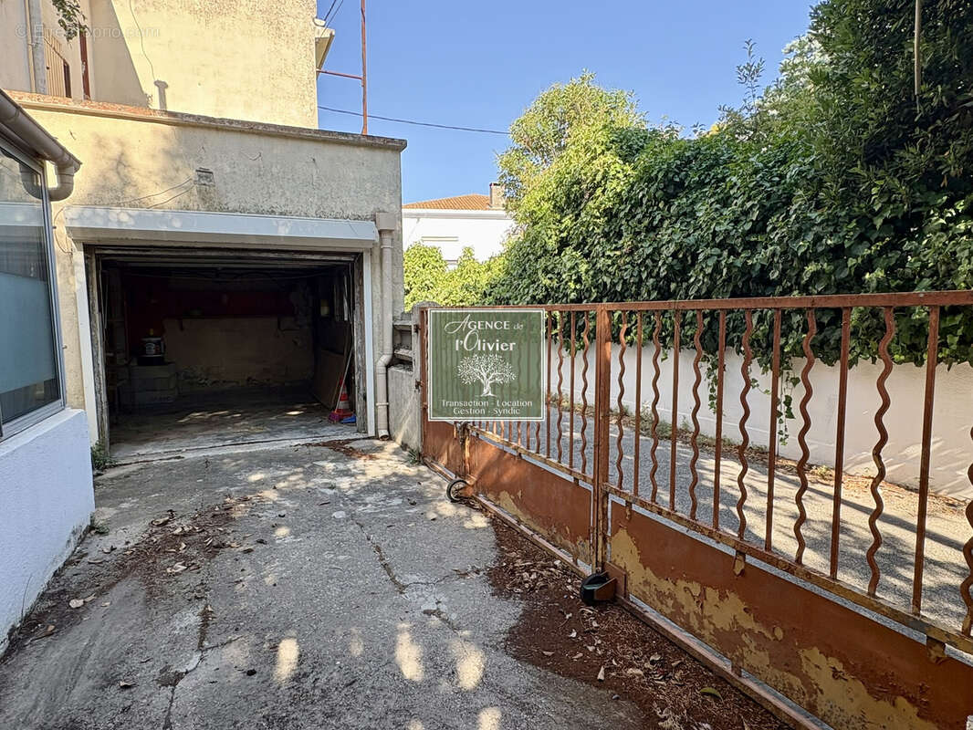 ARLES. Maison de ville avec cour et terrasse. - photo 8