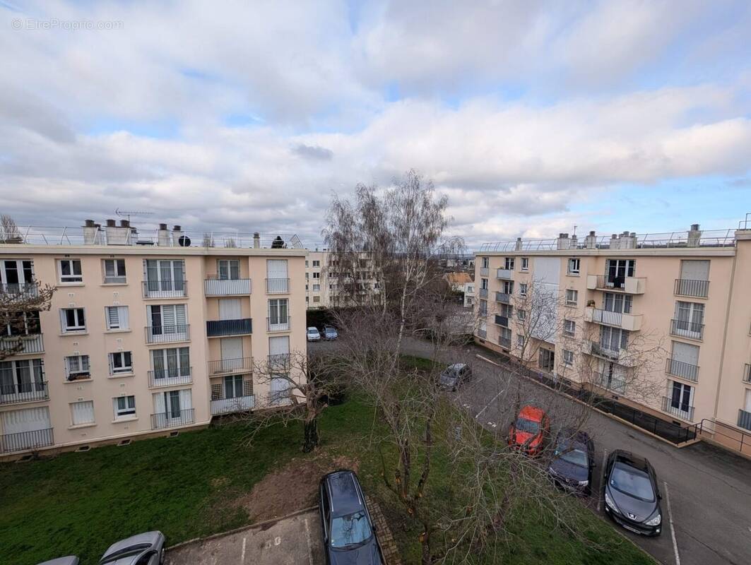 Appartement à LES CLAYES-SOUS-BOIS