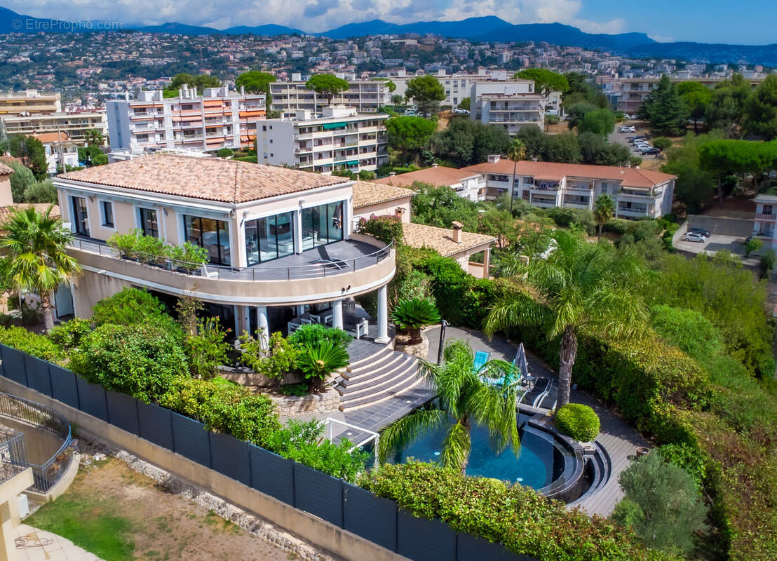 Maison à SAINT-LAURENT-DU-VAR