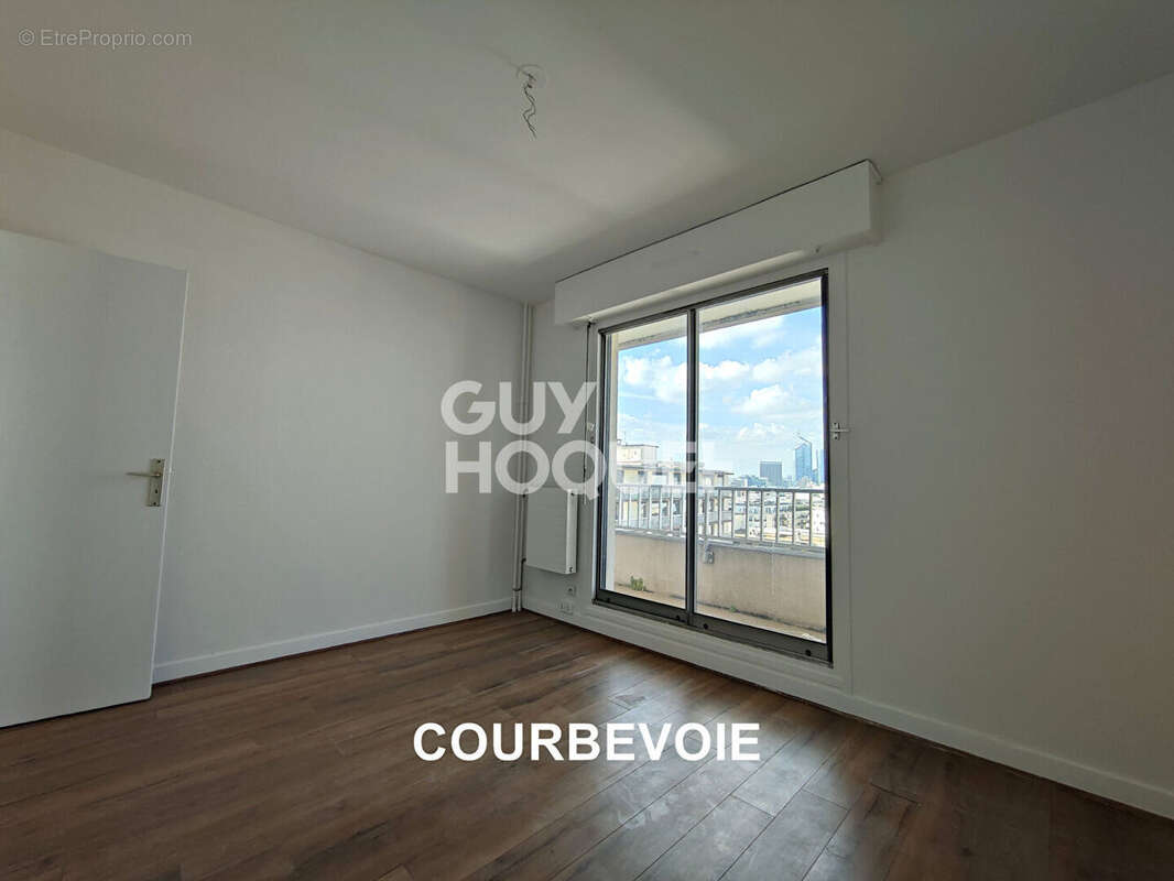 Appartement à COURBEVOIE