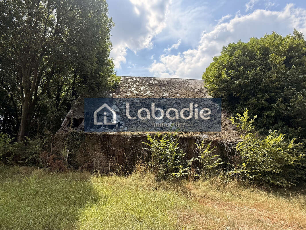 Sur le bord de route, ancienne maison de 55m2 en pierres à réhabiliter, terrain de 1193m2. - photo 6