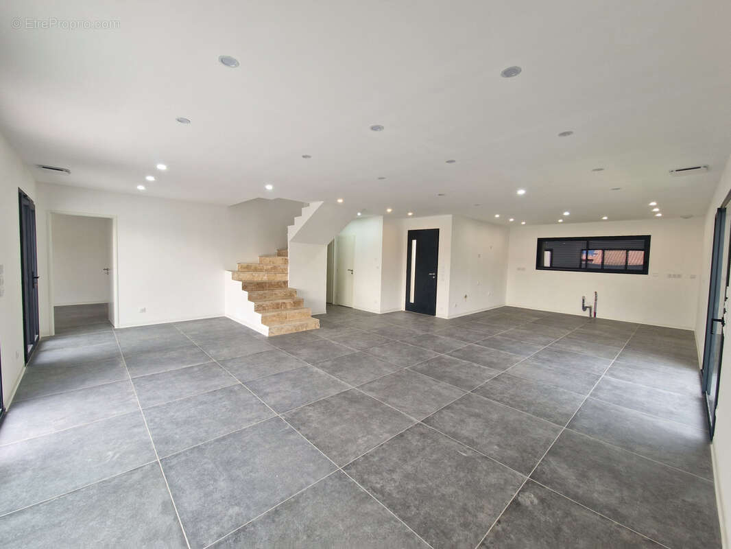 Maison à MONTELIMAR