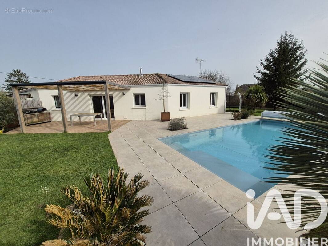 Photo 1 - Maison à SAINT-CHRISTOPHE-SUR-ROC