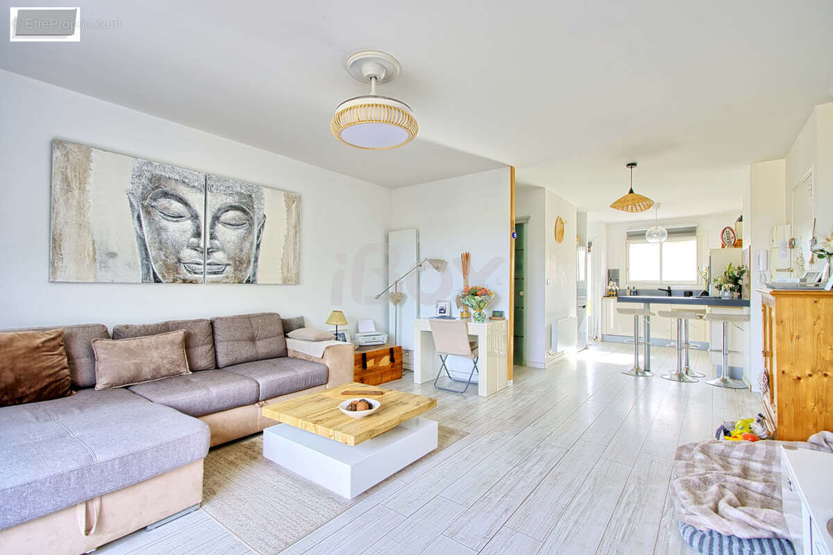 TOULON SUD - PETIT BOIS / CAP BRUN - T3 rénové de 72m2 avec terrasse et possiblité garage - photo 4