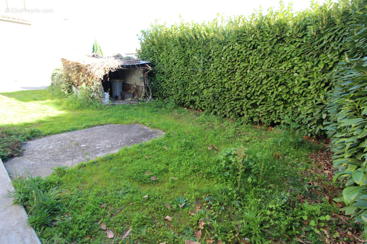Quartier Limoux   Ensemble de bâtiments composé d’un ancien corps de ferme avec garage, le tout à rénover, et - photo 11