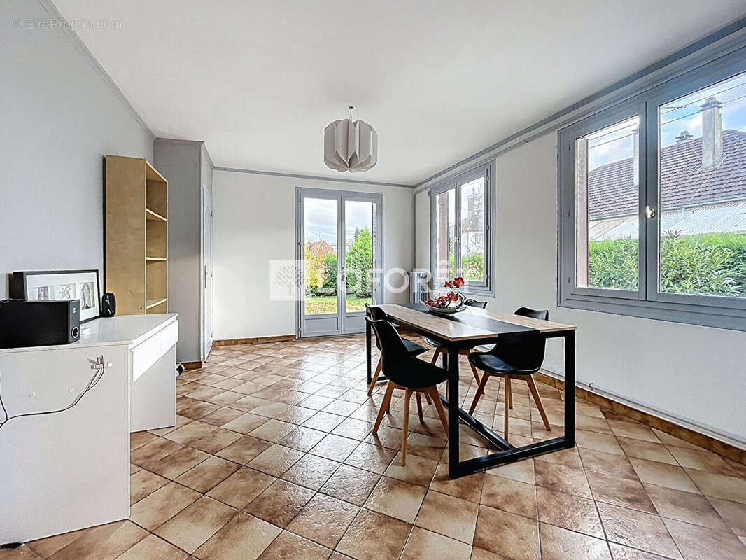 Maison à SAINT-ETIENNE-DU-ROUVRAY