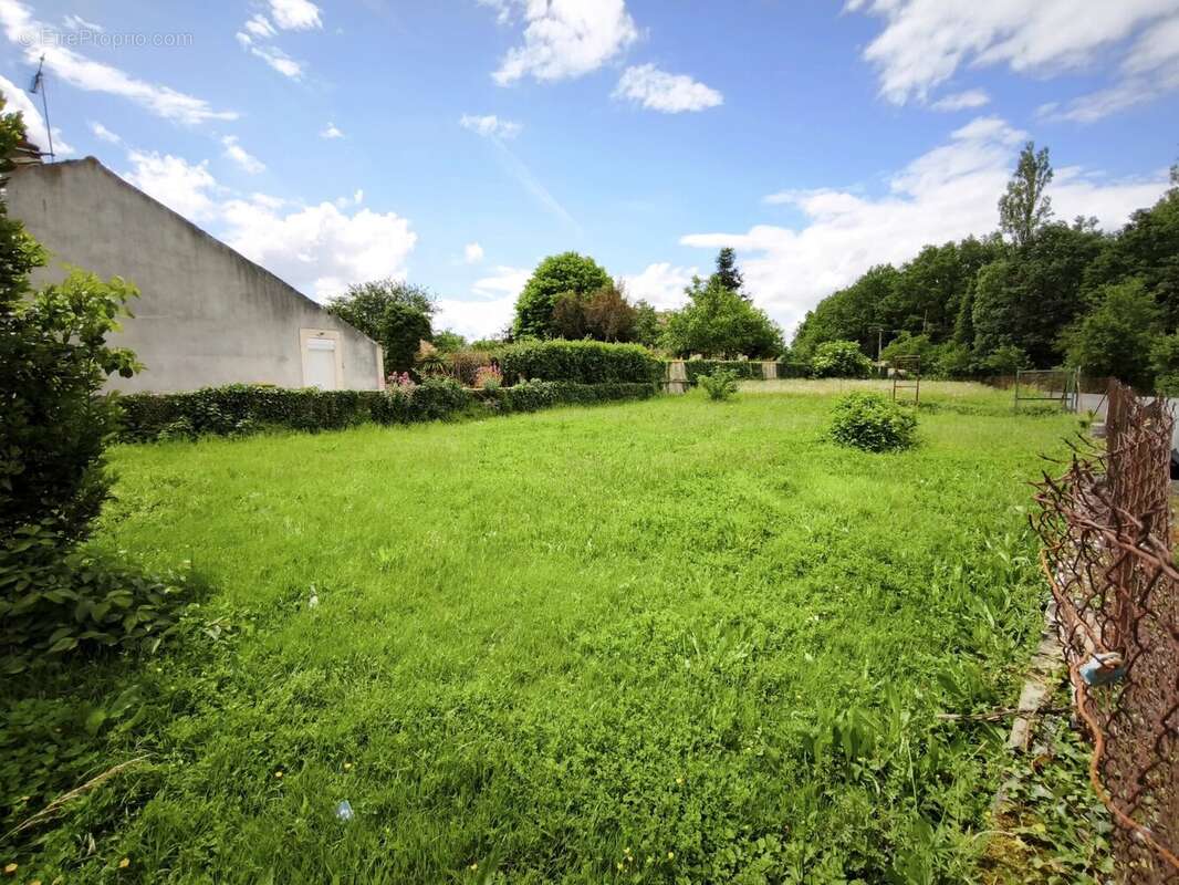 Terrain à COULOMBIERS