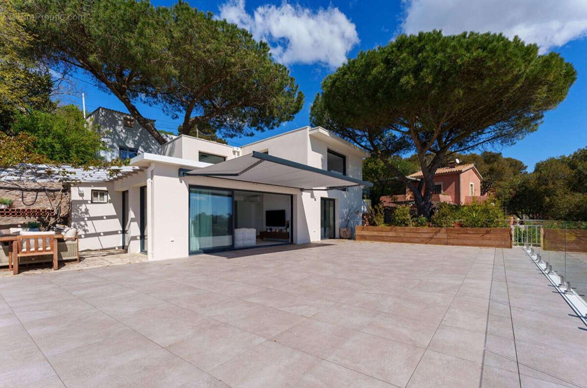 Villa contemporaine à Sète sur le mont Saint Clair côté Sud avec vue Mer, terrasse 110 m2 et garage - photo 4