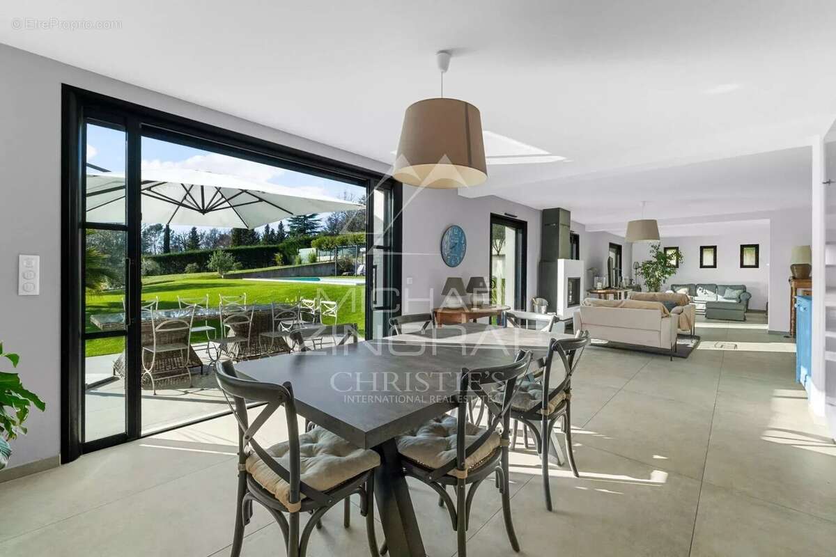 Maison à CHATEAUNEUF-GRASSE