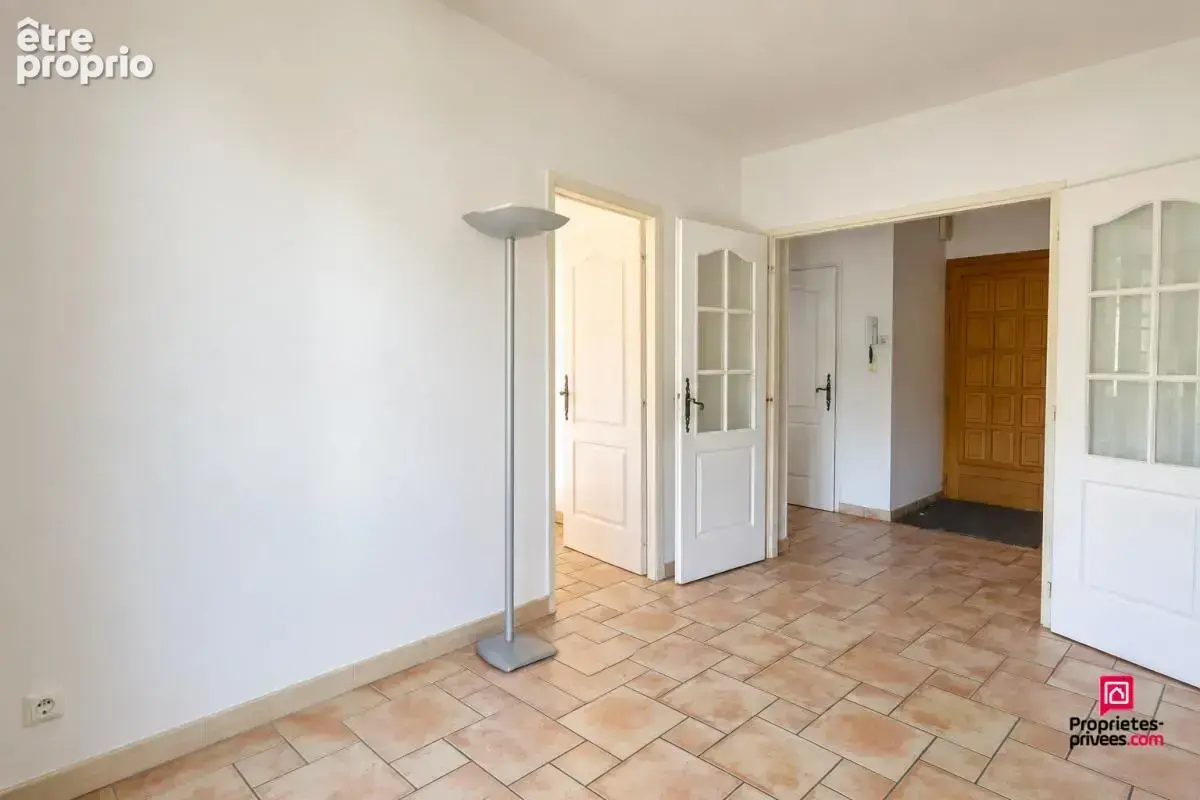 SOLAIZE - Maison de caractère avec sous-sol et terrain piscinable - photo 3
