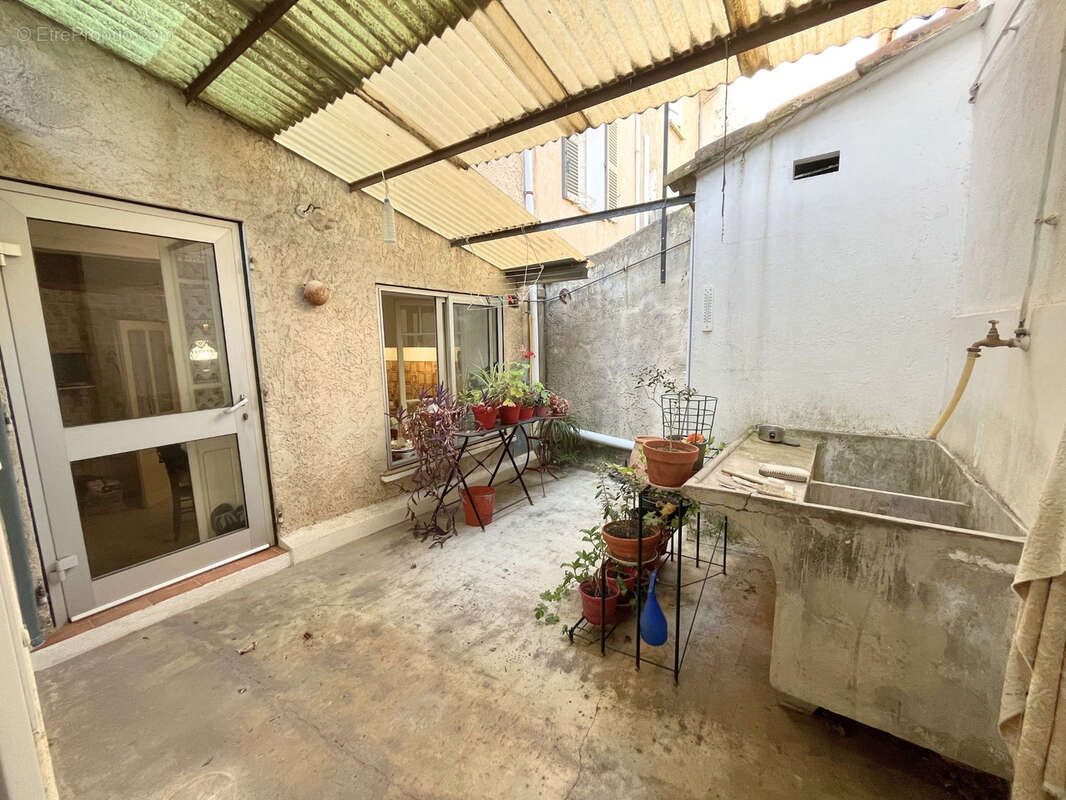 Maison 8 pièces avec cour garage et grenier - photo 2