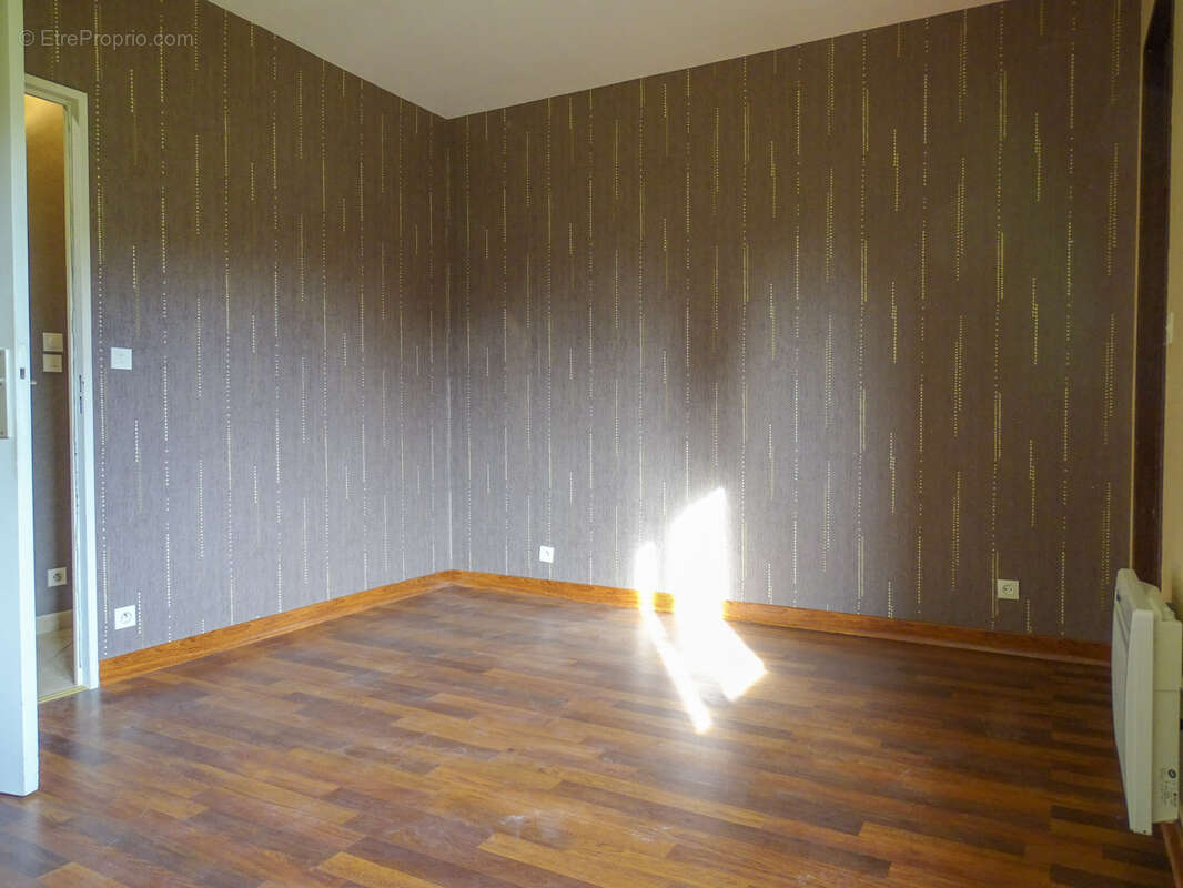 Maison à LA CHAPELLE-MONTMARTIN