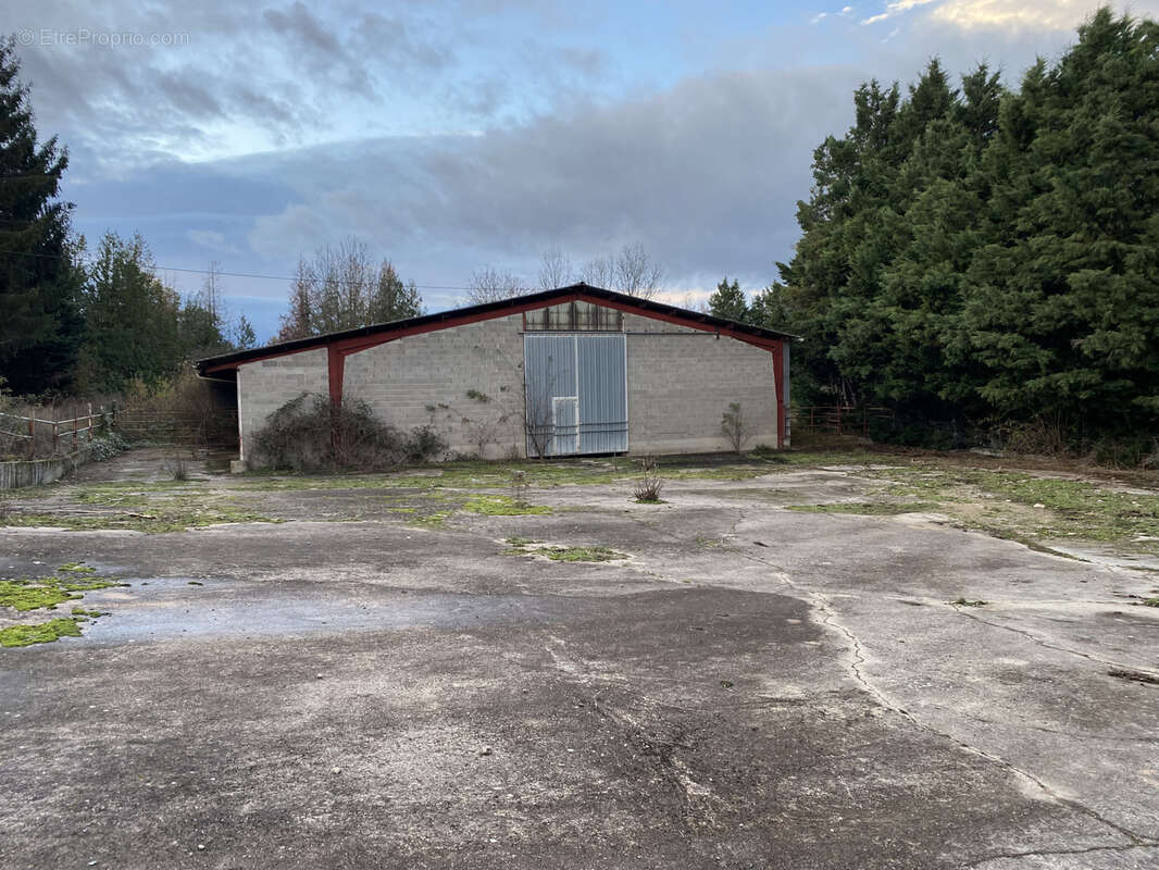 Terrain à SAINT-JUST-SAINT-RAMBERT