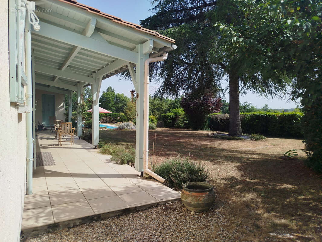 Belle maison familiale de 159 m2 avec piscine sur une parcelle arborée de 2 363 m2 - photo 21