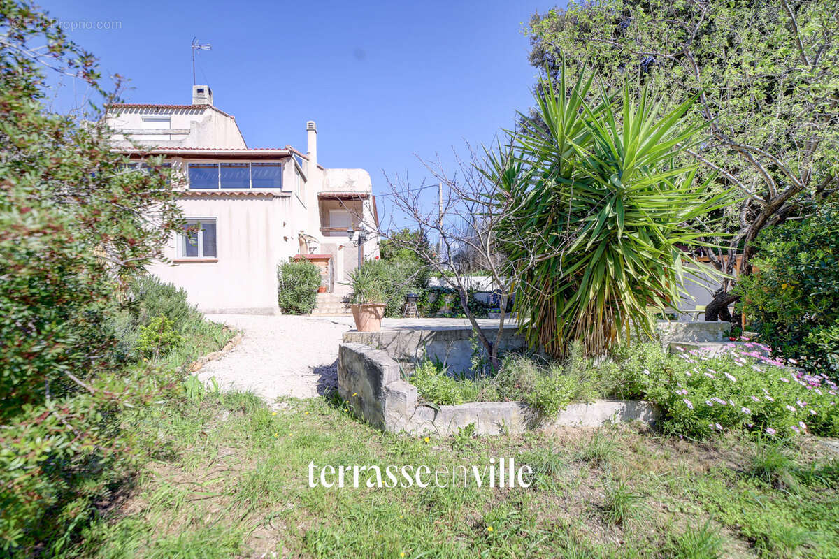 Maison à CEYRESTE