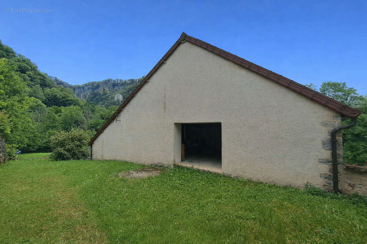 Maison en pierre rénovée à Ladoye Sur Seille (39210), 6 701m² de terrain en bord de rivière - photo 12