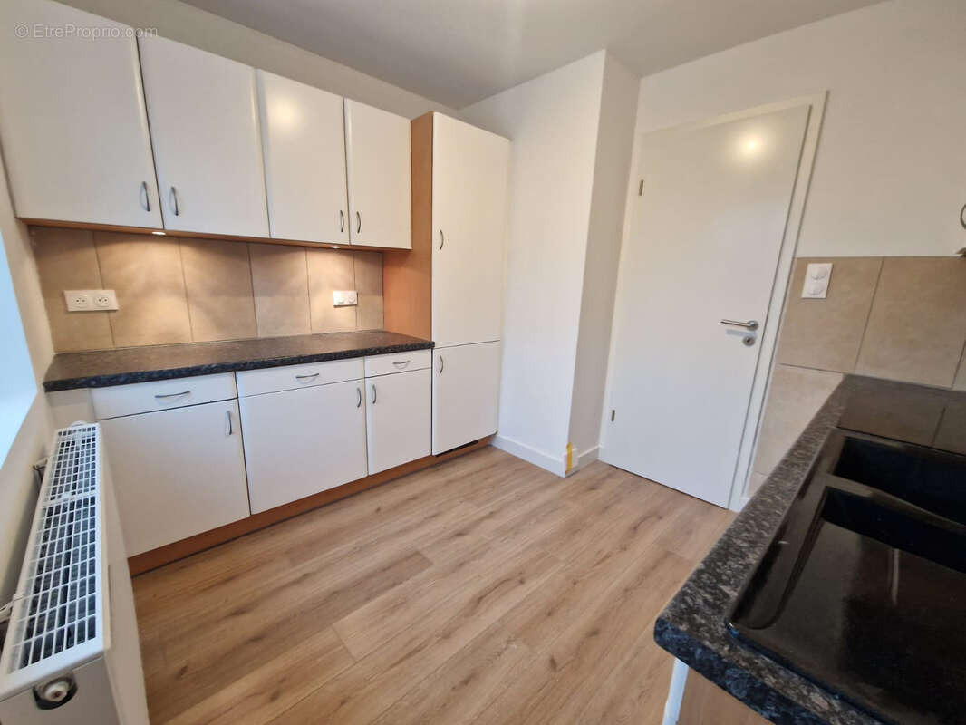 F3 entièrement rénové avec loggia et cave - photo 4