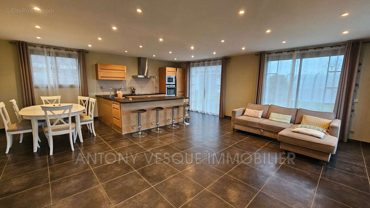 Maison à REGNEVILLE-SUR-MER