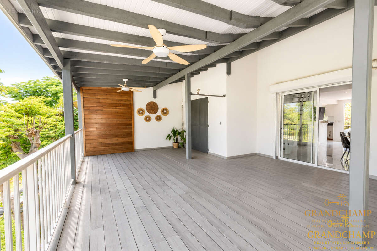 Villa T3 bis avec vaste terrasse et vue dégagée   Baie Orientale - photo 2