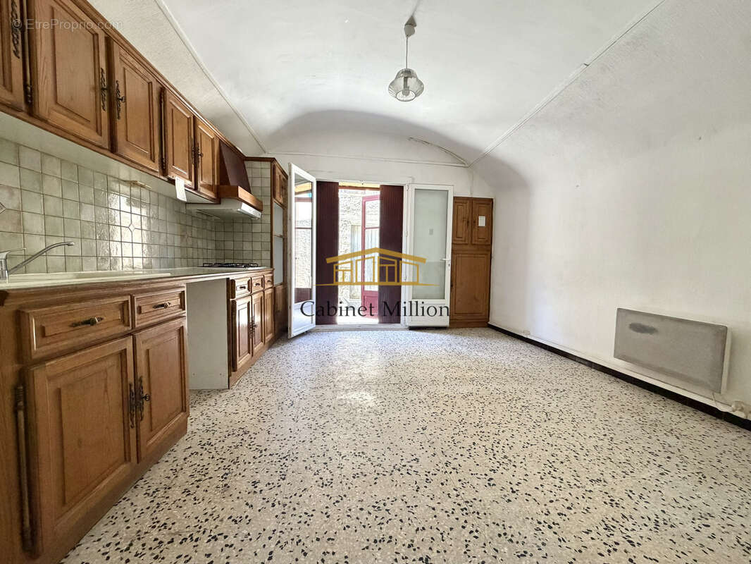 Maison à VIC-LA-GARDIOLE