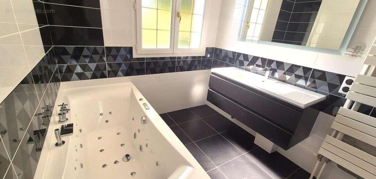 Belle Propriété Contemporaine ou Superbe Villa de 166 m² entièrement rénovée avec sa Piscine sécurisée de 40 m², Balcon, Terrass - photo 4
