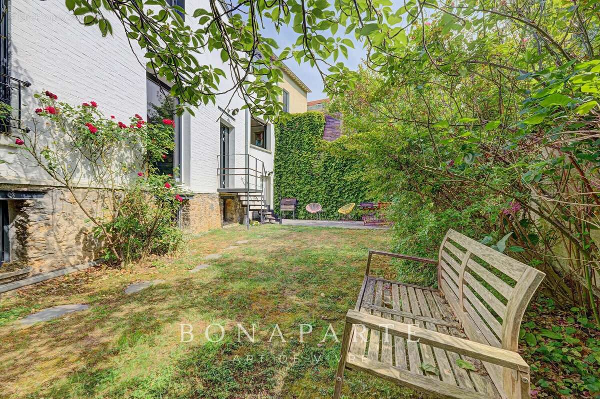 Suresnes – Élégante maison familiale de 210 m² avec jardin paysager et garage - photo 2