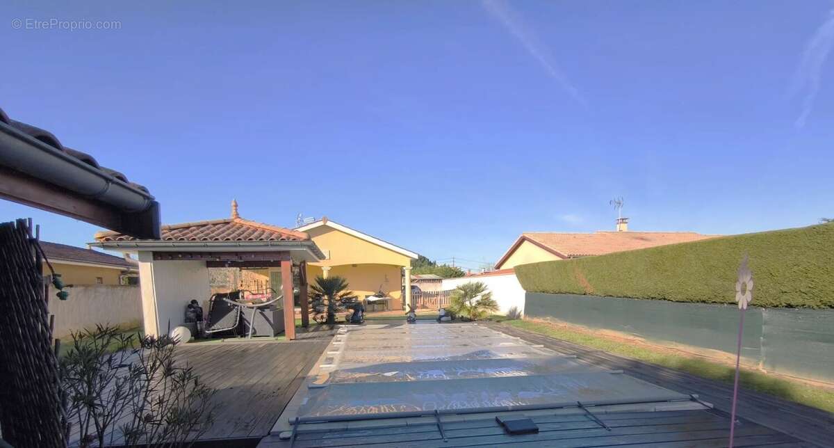 Maison à CRUZILLES-LES-MEPILLAT