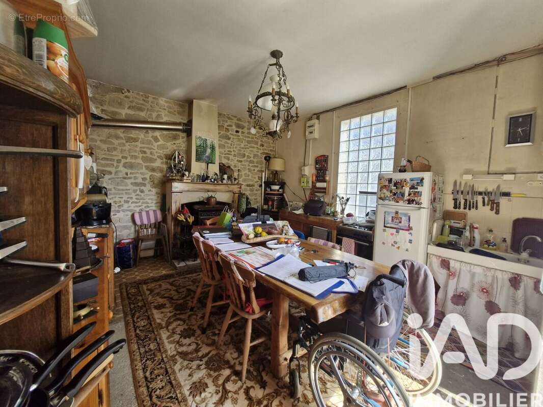 Maison 146 m² à Brion-Pres-Thouet  - photo 4