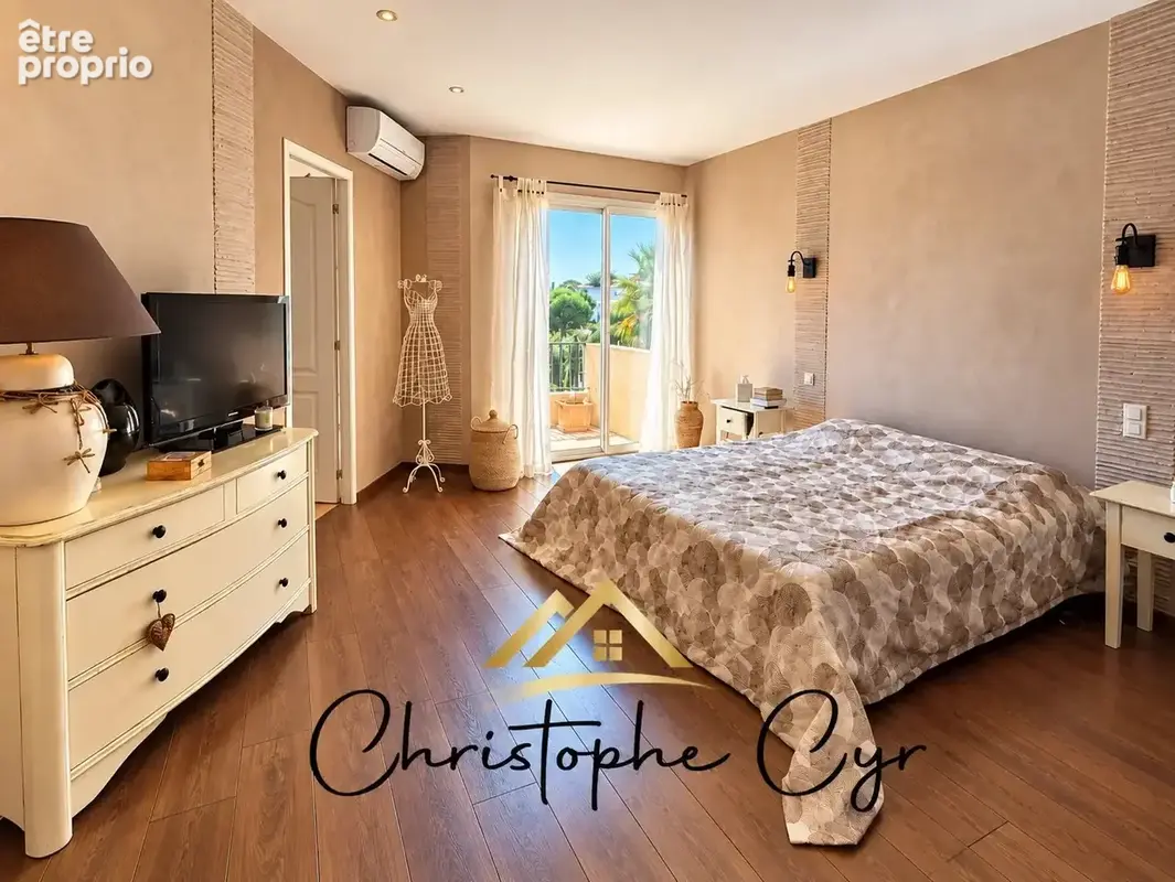 Saint-raphaël – villa avec piscine, environ 150 m², terrain de 1 500 m² - photo 9