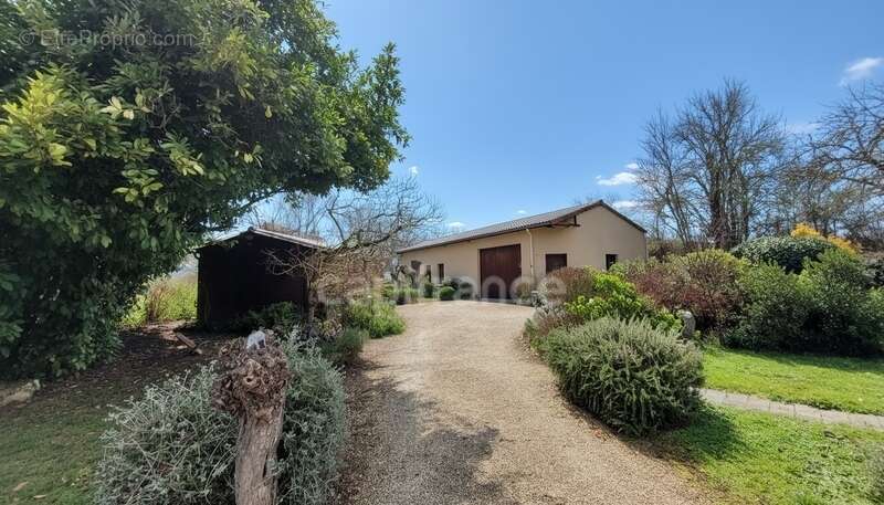 Maison à Sergeac de 151m², 6 pièces, au calme, sans vis à vis, sans travaux avec vue dégagée + garage XXL + chalet - photo 9