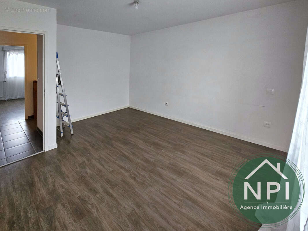 Maison à VAUX-LE-PENIL