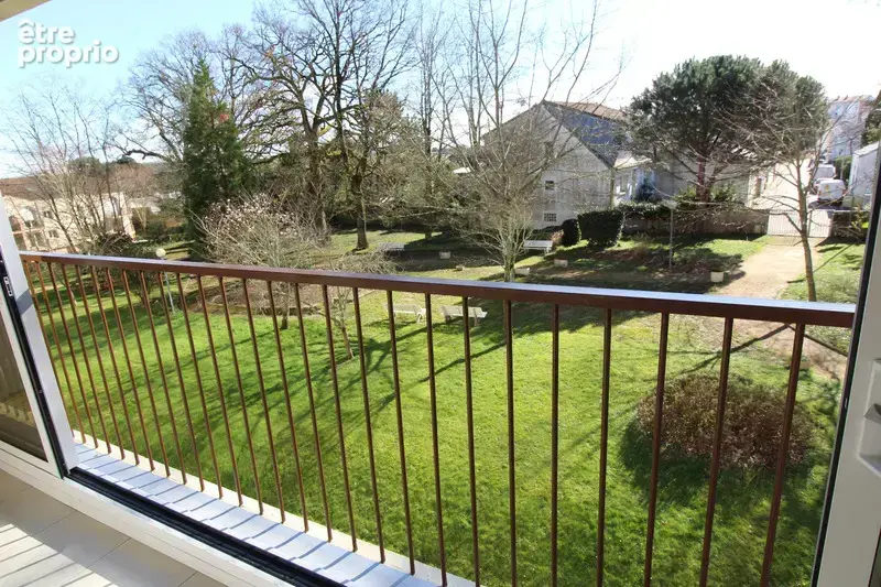 Appartement avec ASCENCEUR à vendre avec 3 CHAMBRES et 5 pièces LA ROCHE SUR YON (85) - photo 3