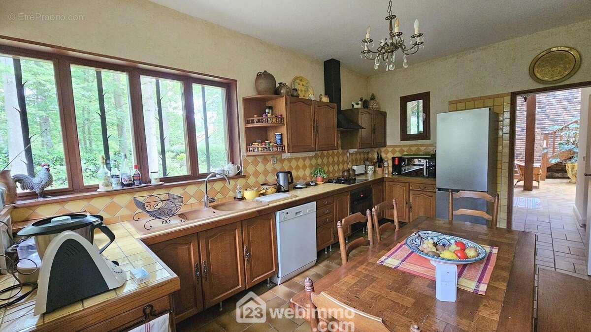 Une cuisine avec un accès à une arrière cuisine de 6 m².