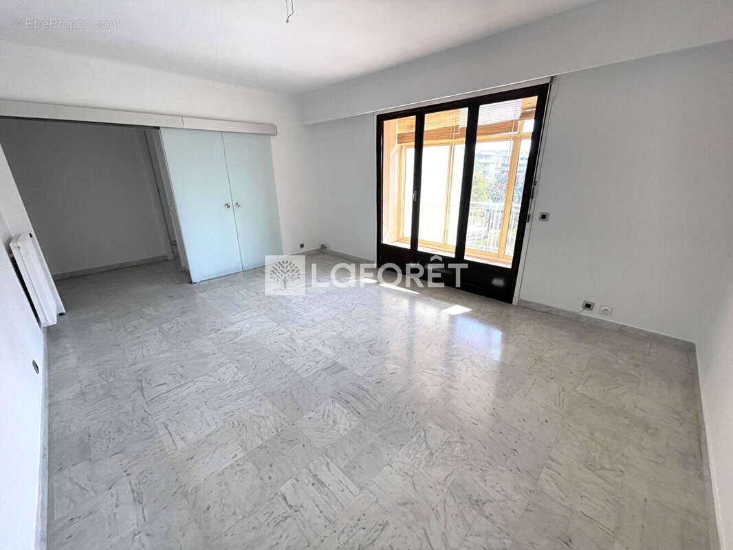 Appartement à SAINT-LAURENT-DU-VAR
