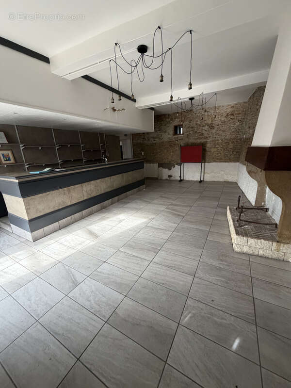 En exclusivité, murs commerciaux  d'une bâtisse de 396 m2 environ (ancien Bar-restaurant + logement) 38510 - photo 3