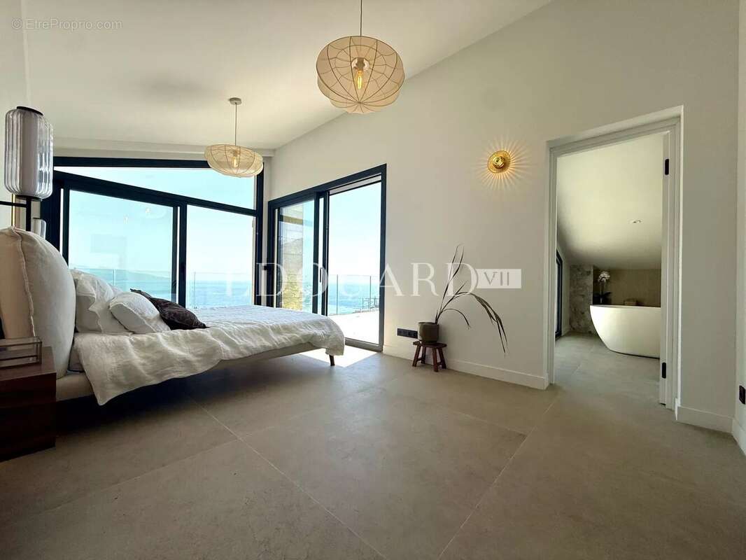 Somptueuse villa complètement rénovée avec piscine chauffée et splendide vue mer panoramique - photo 14