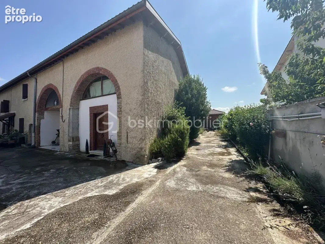 Maison mitoyenne avec jardin et dépendances – Fort potentiel – Pusignan - photo 18