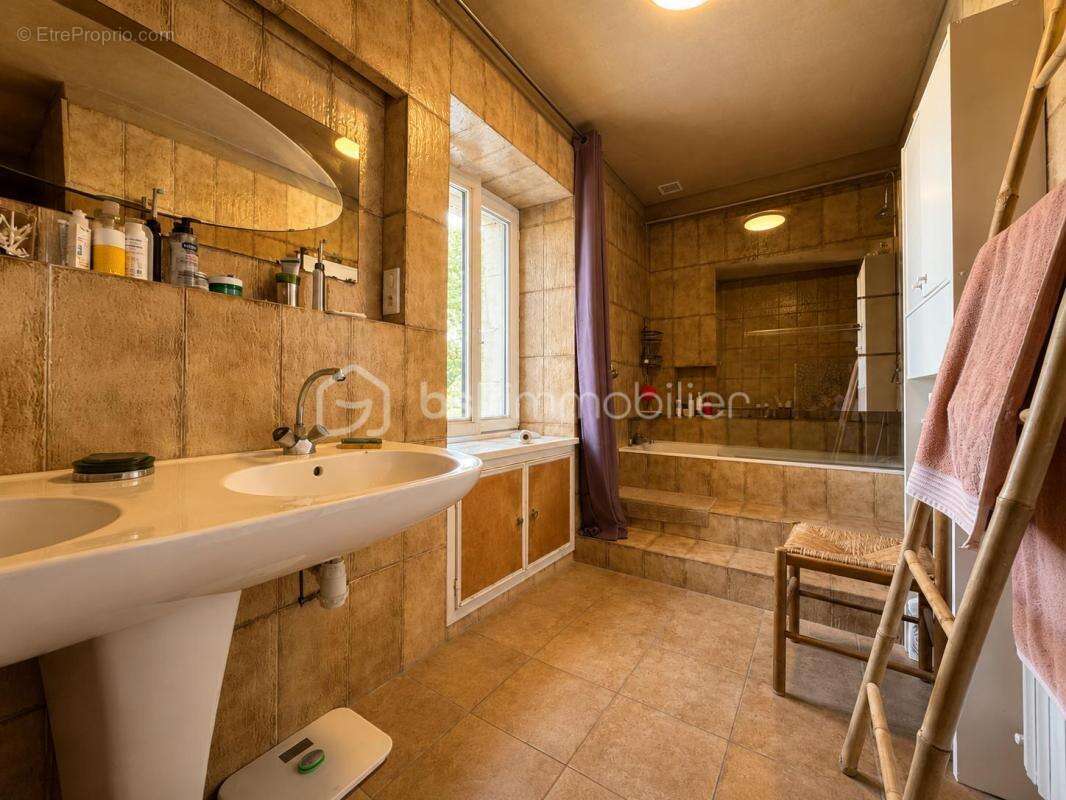 Maison de caractère 8 pièces avec jardin clos et potentiel d’évolution - photo 11