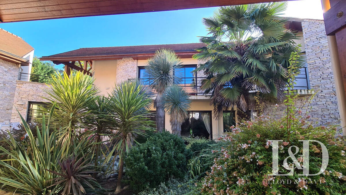 Maison à VERRIERES-LE-BUISSON