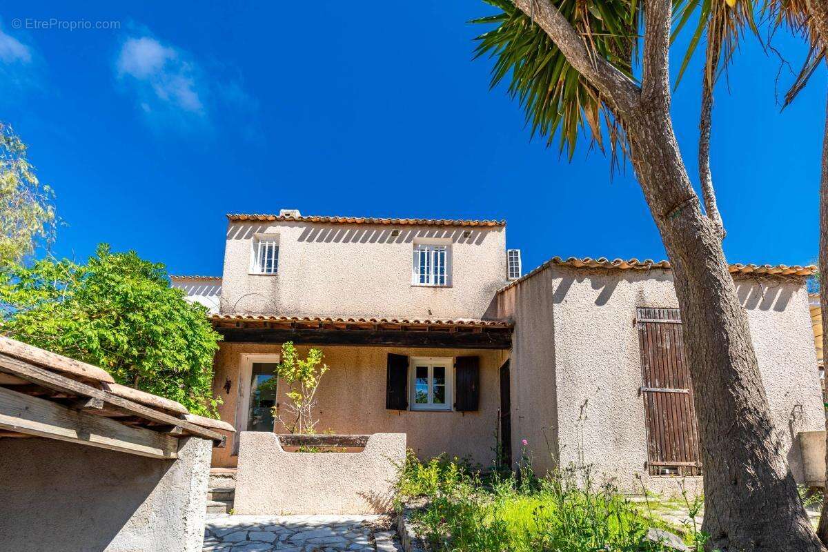 Maison de charme avec studio indépendant à vendre à sanary-sur-mer - photo 4