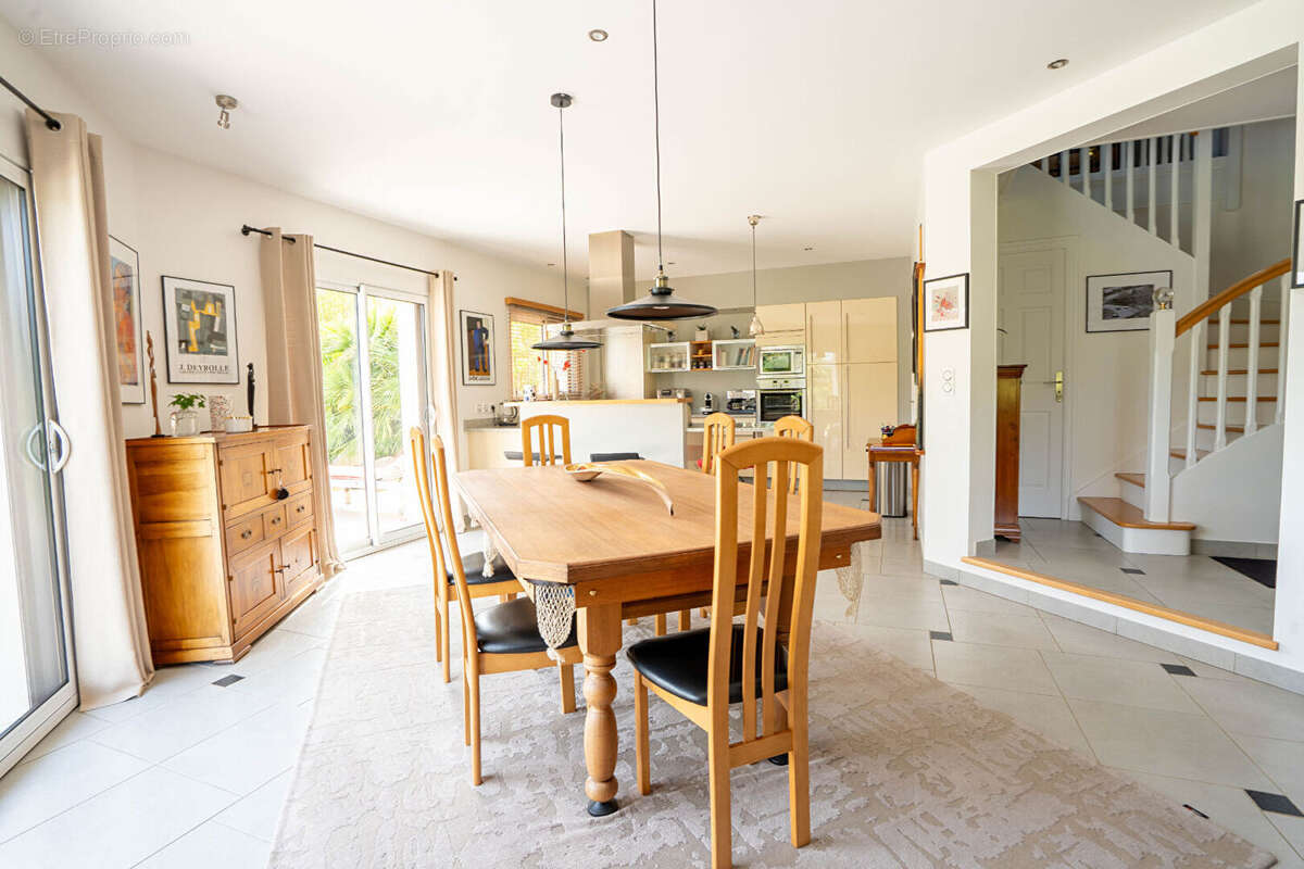 A vendre dans un quartie recherché d'Ergue Gaberic Maison  de 148.21 m² avec 4 chambre 2517 M² de terrain - photo 5