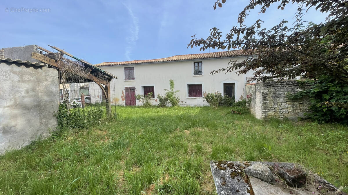 Maison à MAGNE