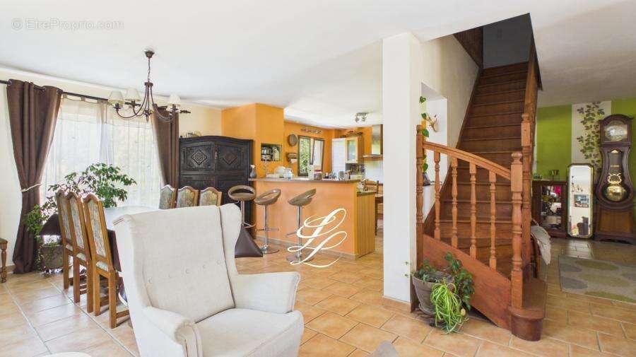 Maison 209 m² à Saint-Gervais-En-Belin  - photo 8