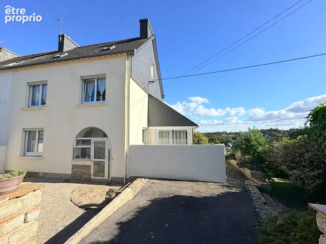 FINISTÈRE: Scaër. Maison familiale de 3 chambres avec grenier aménageable et terrain clos de 989 m², au calme en impasse et à pi - photo 1