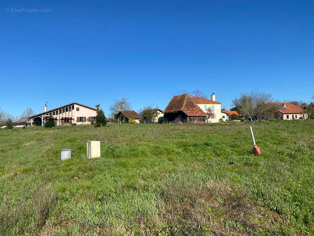 Terrain à CARCARES-SAINTE-CROIX